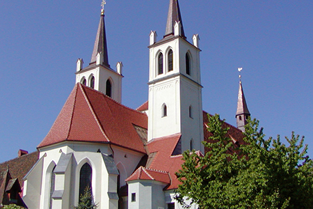 Aussenansicht der Pfarrkirche Göss in Leoben