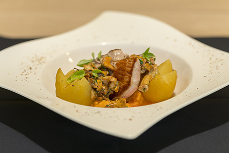 Schweinefilet mit Kartoffeln, angerichtet in einem tiefen Teller