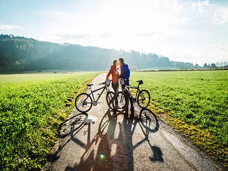 Zwei Radfahrer am Mürztal-Radweg