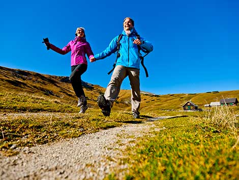 Mutter und Tochter beim Wandern mit Blick auf die Stadt Kapfenberg